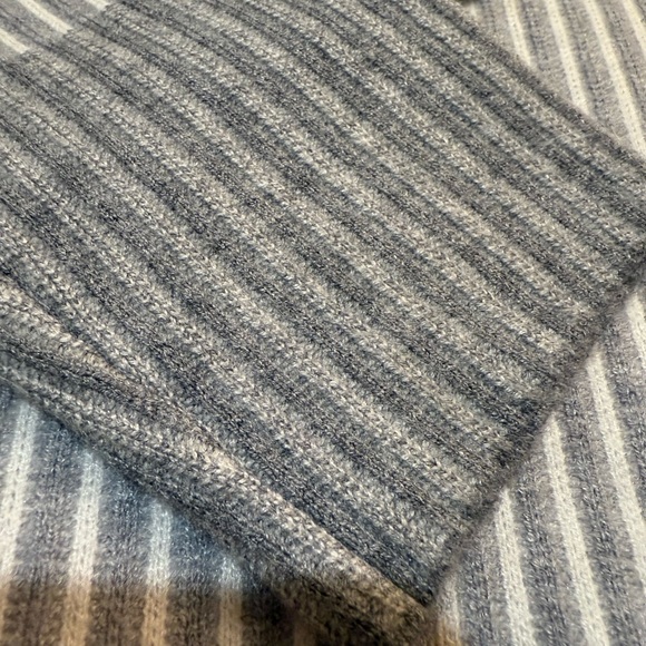 Christian Siriano Women’s Matching Sweater and Beanie Gray and White Size S NWT - Picture 4 of 6